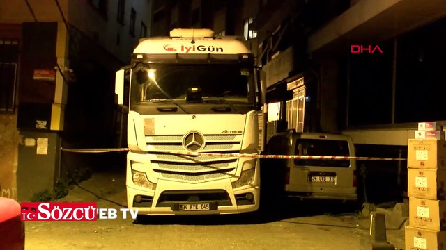 Kağıthane’de TIR kablolara takıldı; aydınlatma direği binaya yaslandı