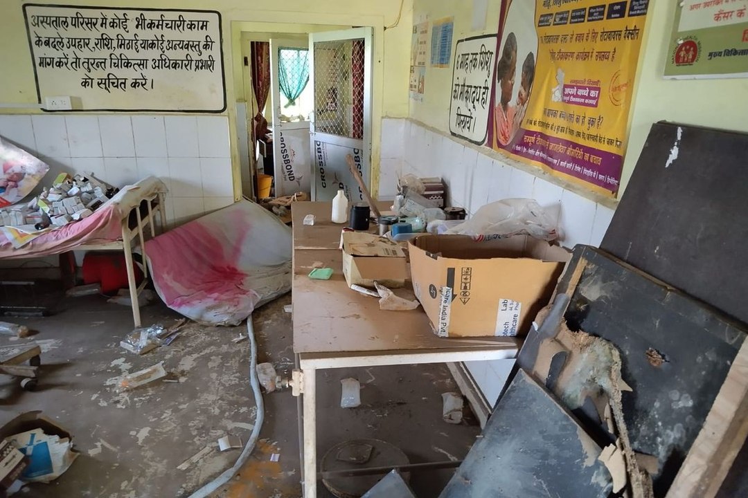 swm news: मखौली में जर्जर भवन में चल रहा पीएचसी, इधर-उधर पड़ी दवाइयां