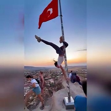 Kapadokya'da yabancı uyruklu bir turist, Türk bayrağı direğinde direk dansı yaptı.