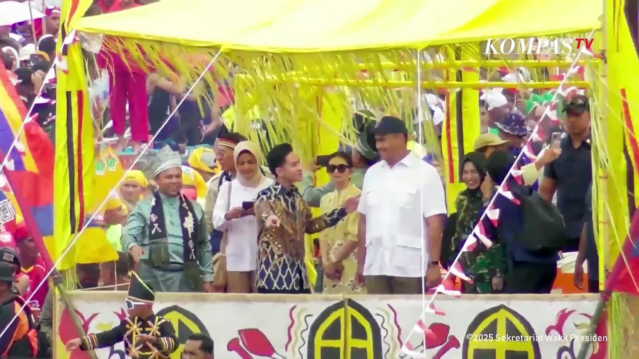Tarian Pacu Jalur Bocah Aura Farming di Depan Wapres Gibran Rakabuming