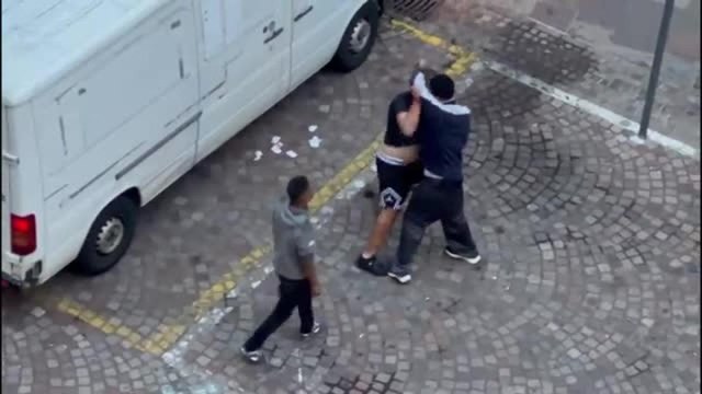 Bolzano, la rissa in strada ripresa dai residenti: urla e pugni in centro storico