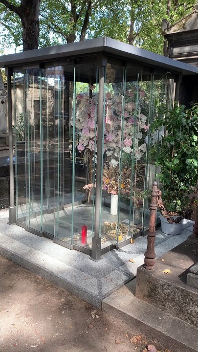 Tombe de France Gall et Michel Berger, Montmartre, Paris, France. Tomb of France Gall and Michel Berger, Montmartre, Paris, France. Video © 2022 Teddy Crispin