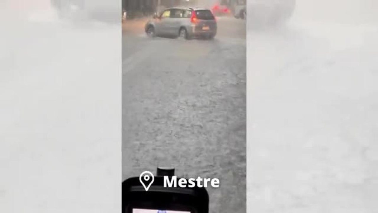 Maltempo Venezia e Padova, i video di strade e garage allagati