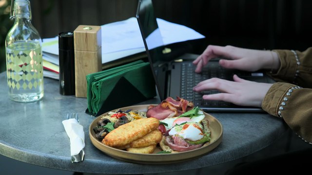 Neighbours deutsche UT - 8986 (07.02)