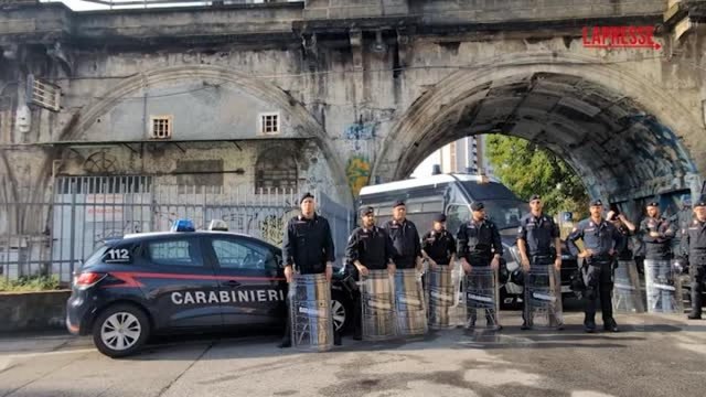 Polizia e carabinieri sgomberano il Leoncavallo: i fabbri al lavoro all'ingresso del centro sociale