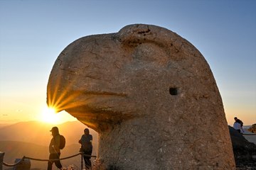 Bakan Ersoy duyurdu: Nemrut’ta yeni dönem! Dev heykeller böyle korunuyor