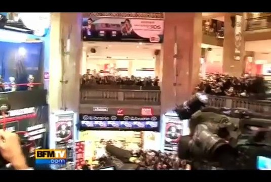 Johnny Hallyday – Sortie de Jamais Seul au Virgin Megastore | Reportage BFM TV – 28 mars 2011
