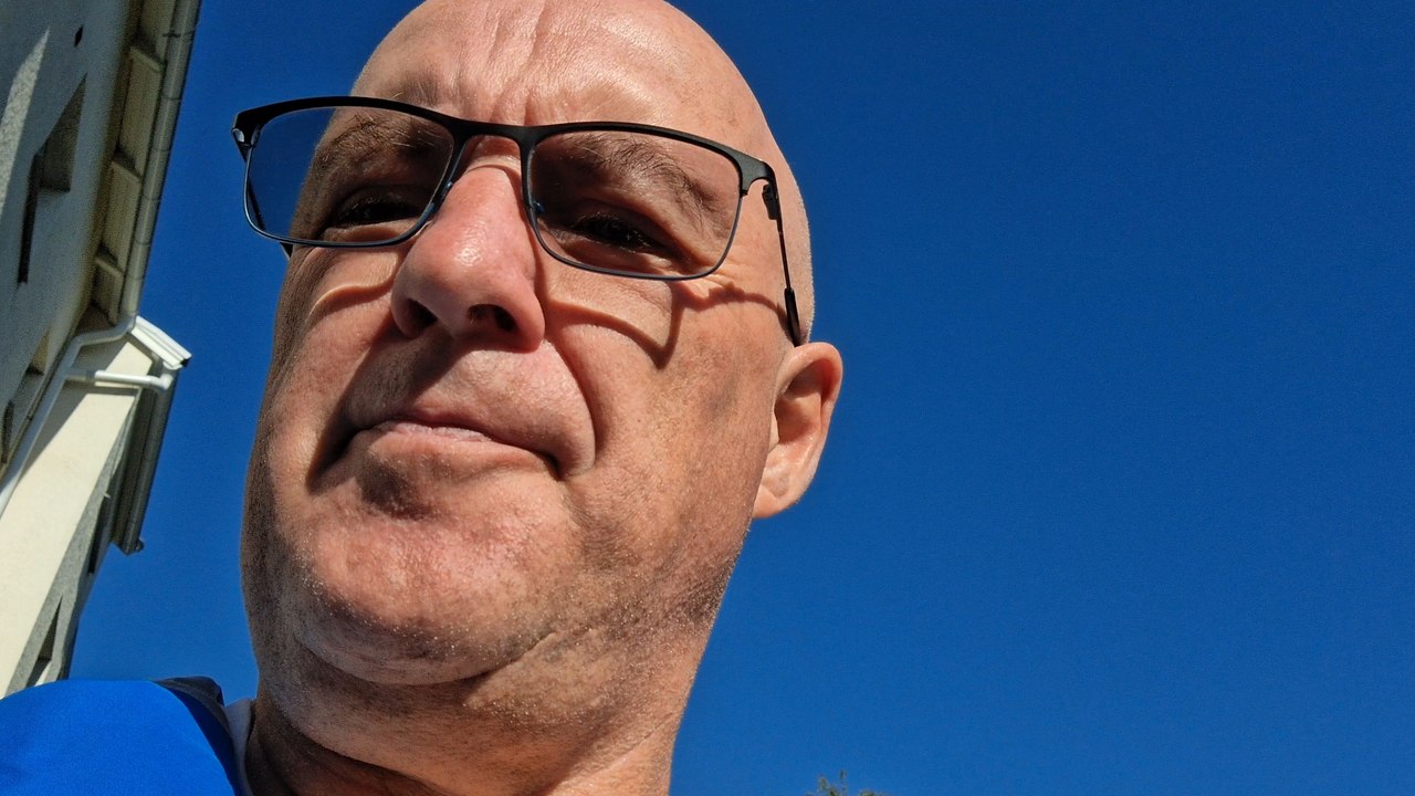 Två unga killar förstörde ett barns tvåhjuling här utanför. Örebro 20 Aug. 2025