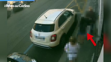 Derubano un anziano: il video che le incastra