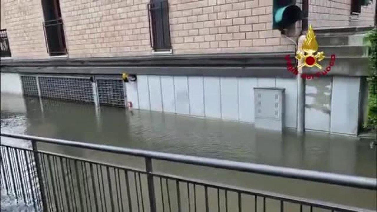 Allagamenti maltempo, i vigili del fuoco in azione a Spinea: il video degli interventi