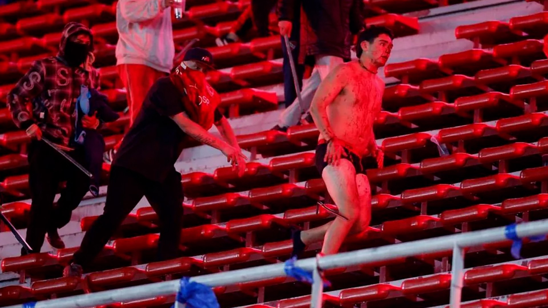 La violencia estall� en las gradas del Estadio Libertadores de Am�rica, en Avellaneda (Buenos Aires), durante el partido de la Copa Sudamericana entre Independiente y Universidad de Chile. A pedradas y palazos, los enfrentamientos entre hinchas dejaron al menos 10 heridos graves y cerca de 90 detenidos, seg�n fuentes oficiales.

El �rbitro uruguayo Gustavo Tejera decidi� suspender el encuentro en el minuto 48, cuando el marcador se encontraba 1-1, debido a la magnitud de los disturbios.