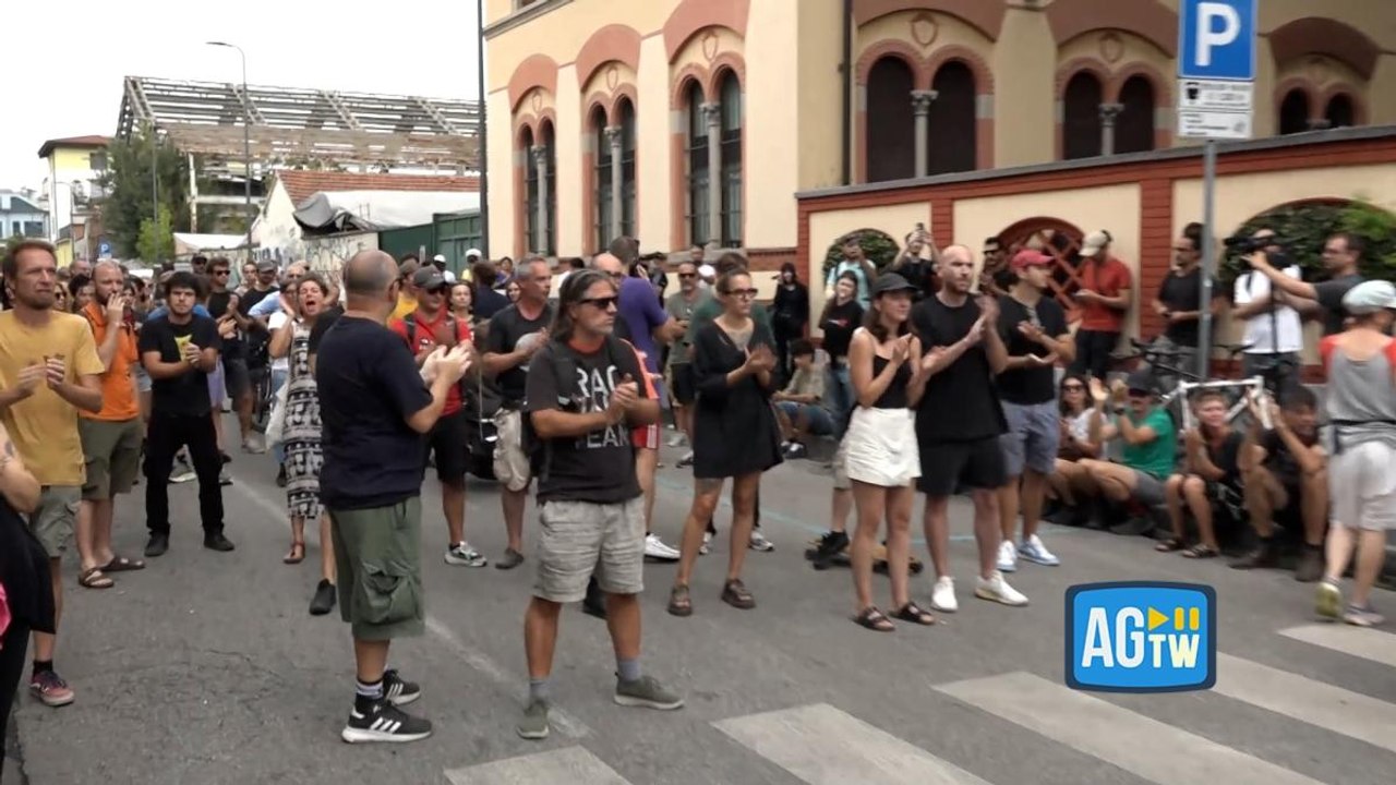 Sgombero Leoncavallo, presidio davanti al centro sociale. Boer: «Un colpo al cuore, ci rivolgeremo alla città»