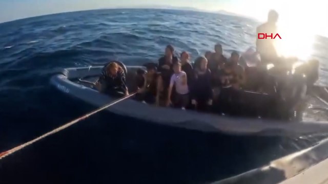 İzmir'de su alan bottaki 36 kaçak göçmen kurtarıldı; o anlar kamerada