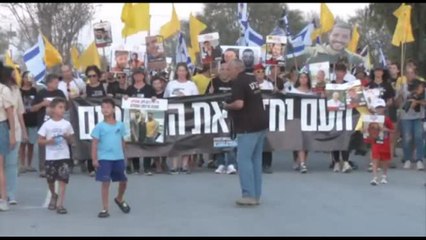 I manifestanti israeliani verso il luogo dell'attacco del 2023