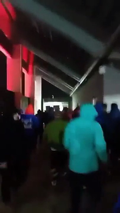 Los De Universidad De Chile, esperando que los de Independiente rompan la puerta, uno de ellos muestra un CUCHILLO
