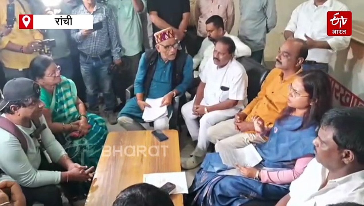कांग्रेस पार्टी का जनता दरबार, वृद्धा ने मंत्री से की विधवा पेंशन दिलाने की फरियाद