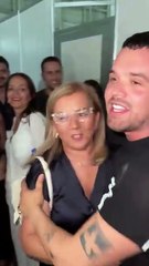 Ylli Limani i dhuron nënës momentin më të bukur pas koncertit