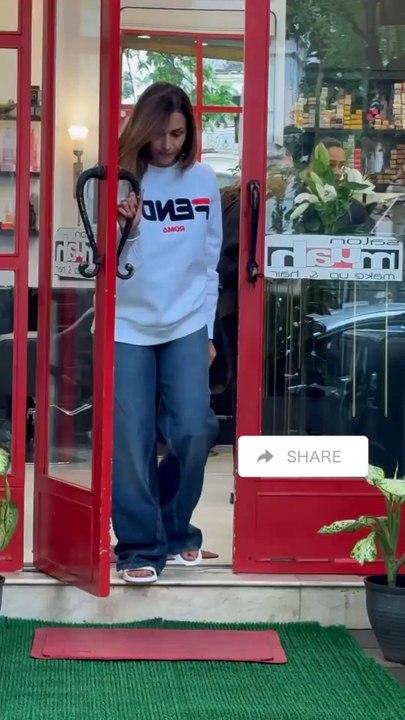 Bollywood Actress Malaika Arora Spotted at Locally Market in Bandra Mumbai 🔥🥰❤️ #malaikaarora #bollywood #actresses