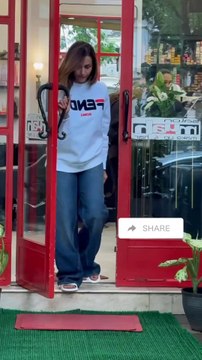 Bollywood Actress Malaika Arora Spotted at Locally Market in Bandra Mumbai 🔥🥰❤️ #malaikaarora #bollywood #actresses