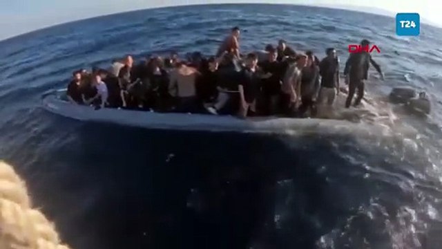 İzmir'de su alan bottaki 36 kaçak göçmen kurtarıldı; o anlar kamerada