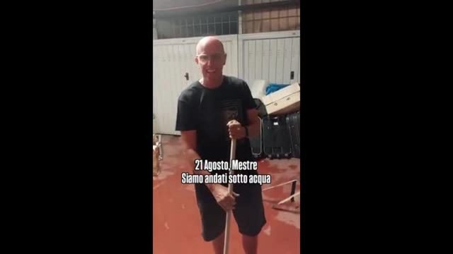 Allagamenti Mestre, i comici Carlo e Giorgio: «Sommerso il nostro magazzino con i costumi di scena»