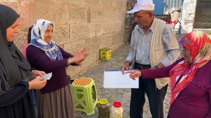 İşitme engelli çiftin azim dolu hikayesi! Ürettikleri ürünleri yazdıkları kağıtlarla turistlere satıyor