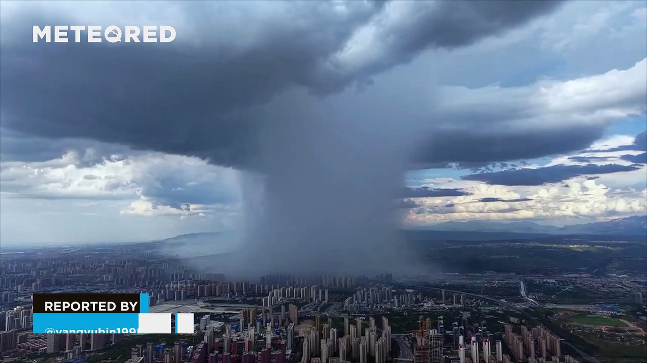 A microburst was filmed from the air in Shaanxi, China! The phenomenon caused very strong rain and winds in a very localized area