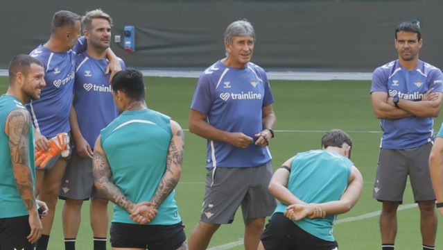 Primer entrenamiento del Betis en el estadio donde tocó la gloria