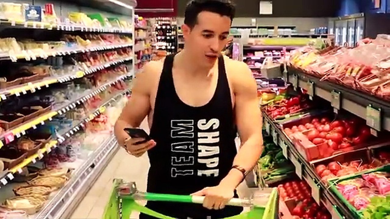 Divertissement : Tibo Inshape Je mange comme The Rock pendant 24 Heures