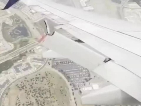 Boeing mit Defekt: Tragflächenteil löst sich im Flug