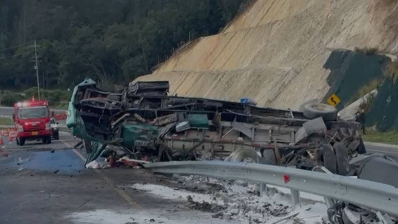 VIDEO | Mortal accidente entre camión y tractomula deja un muerto y bloquea la vía Bogotá - Fusagasugá