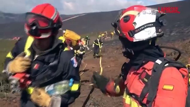 Spagna, pompieri francesi e tedeschi in soccorso dei colleghi per fronteggiare gli incendi: le immagini