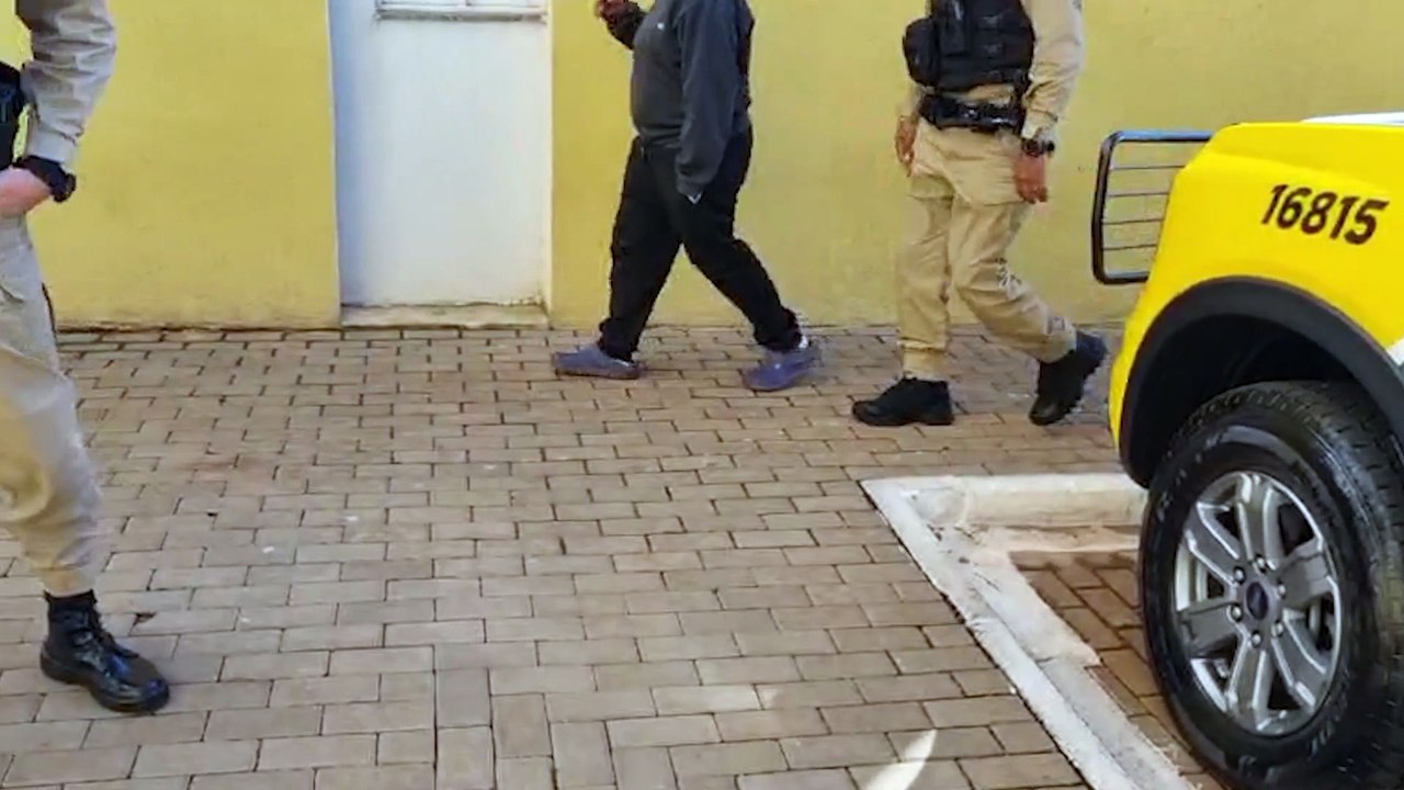 Mulher é detida após invadir casa e ameaçar ex-namorada e atual companheira com faca em Cascavel