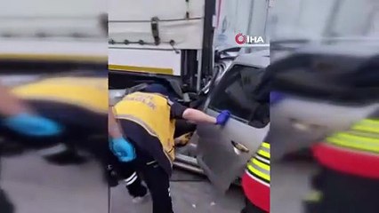 Otomobil tırın altına girdi:2 ölü, 2 yaralı