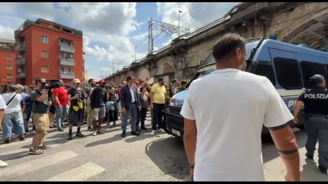 Al Leoncavallo durante lo sgombero cantano Bella ciao