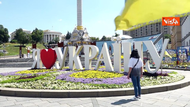 Ecco Kiev al tempo della guerra, scene di vita quotidiana e macerie nella capitale ucraina