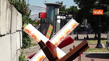 I cavalli di frisia dipinti con fiori, la "normalità" della guerra a Kiev