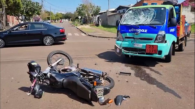 Forte colisão contra 'carro do gás' deixa motociclista ferido em Cascavel