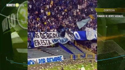 Lluvia de zapatos: Curiosa protesta de los hinchas de Millos, los mandó descalzos para la casa