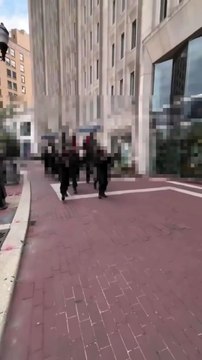 Grupo de homens supremacistas são flagrados marchando com suásticas em cidade dos Estados Unidos; veja vídeo