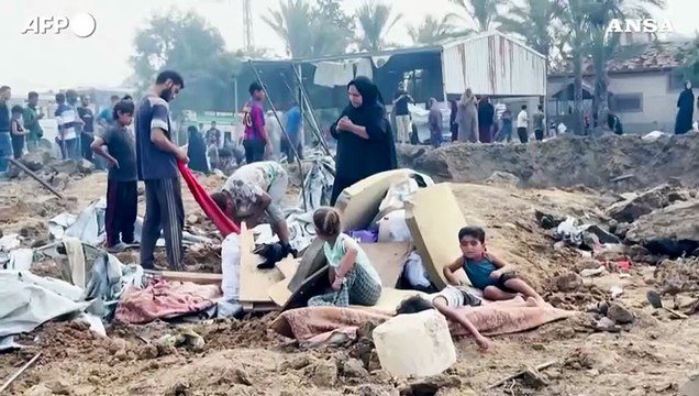 Gaza, palestinesi fra le macerie del campo di Deir el-Balah