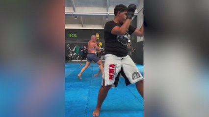 Un peleador amateur intenta derribar a McGregor y lo que sucede era totalmente esperable