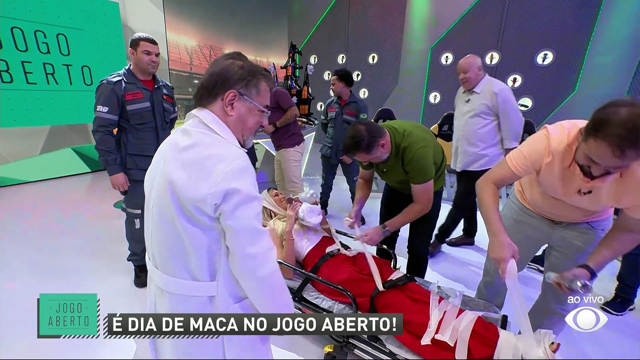 Renata Fan sai de maca e ganha "chuva de prata" após queda do Inter na Libertadores contra o Flamengo