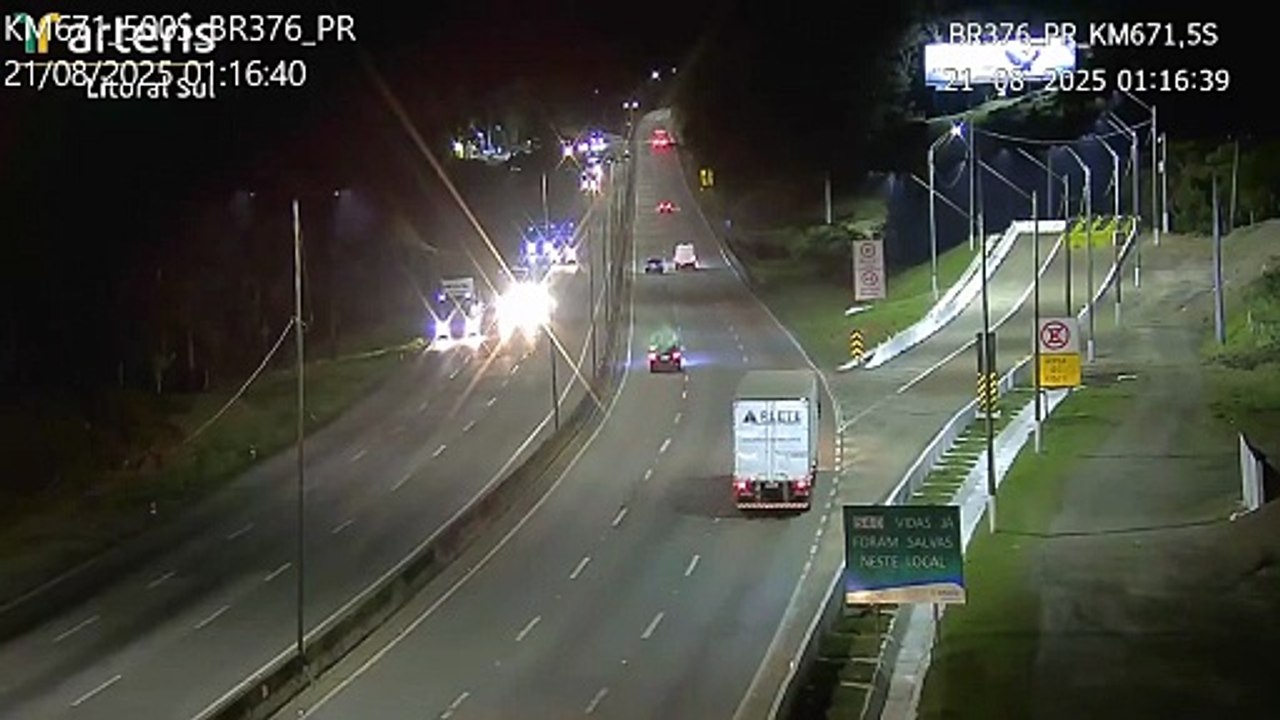 Caminhão em área de escape na BR-376