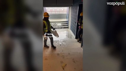 El agua corre a ríos en el Camp Nou