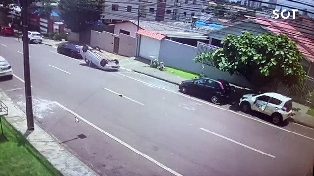 Mesmo com semáforo, esquina da Presidente Kennedy com Manoel Ribas continua sendo palco de acidentes em Cascavel