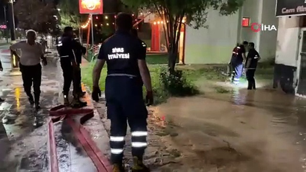 Sivas’ta ana hat su borusu patladı, belediye ekipleri müdahale etti