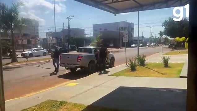 VÍDEO suspeitos de matar barbeiro a tiros dentro de carro são presos