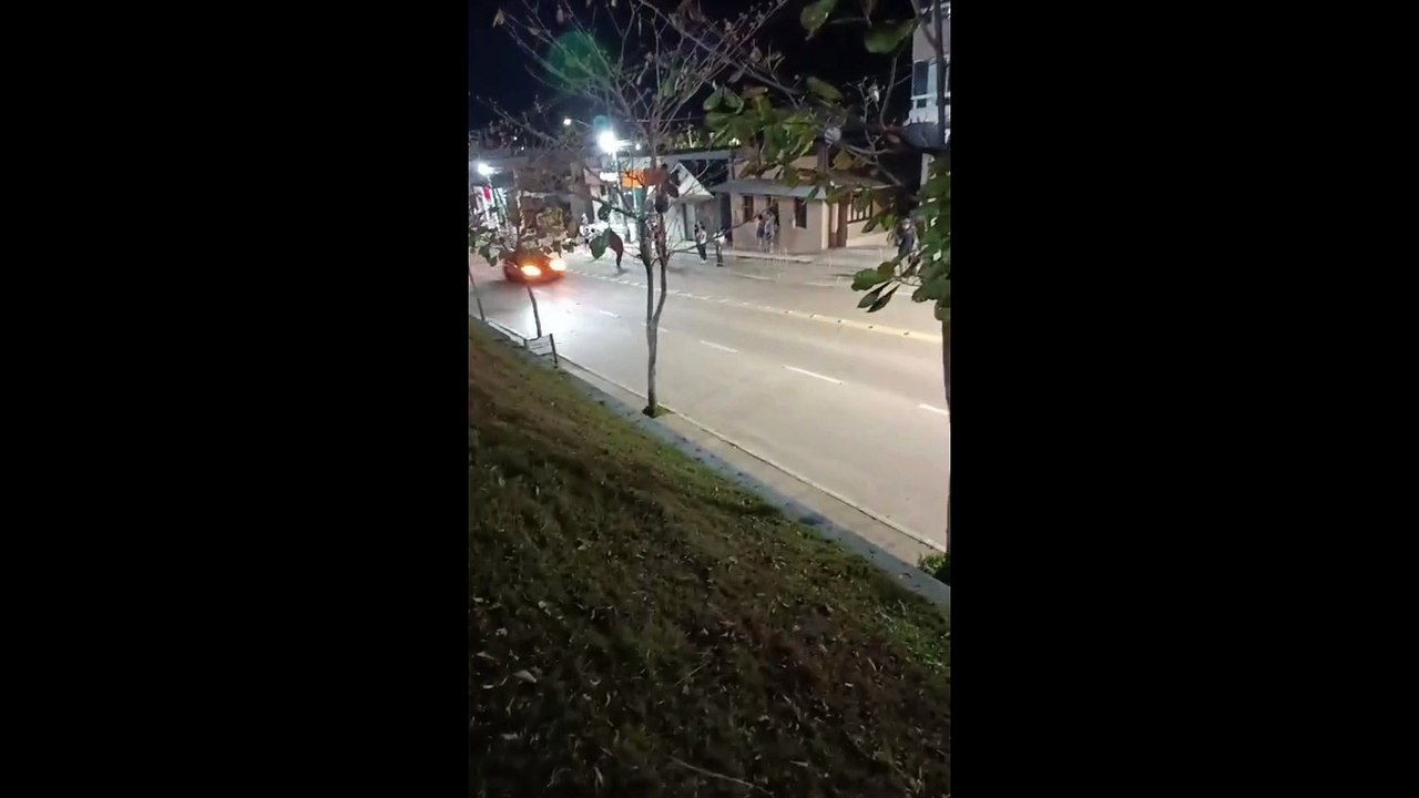 Carro de luxo em alta velocidade atropela três pessoas em SC