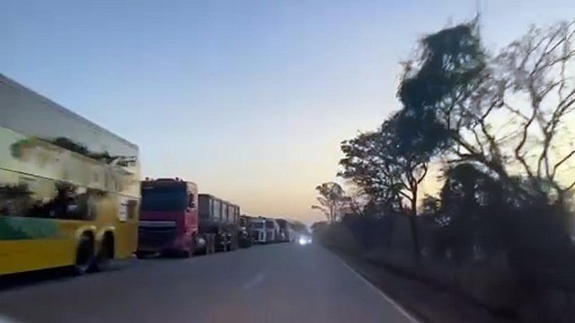 Acidente com carretas deixas feridos e mais de 7km de fila na BR-262, em Minas